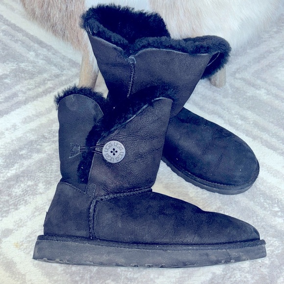 UGG Australia Black Bailey Button II Short Boots size 9 - Picture 1 of 9